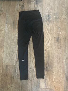 Women’s XS Black Alo Yoga Leggings 26” inseam no front seam no holes or snags